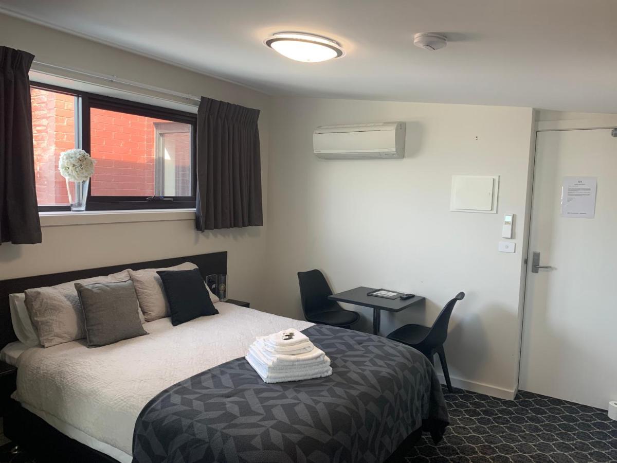 Queens Arms Hotel Longford Экстерьер фото