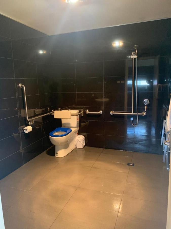 Queens Arms Hotel Longford Экстерьер фото