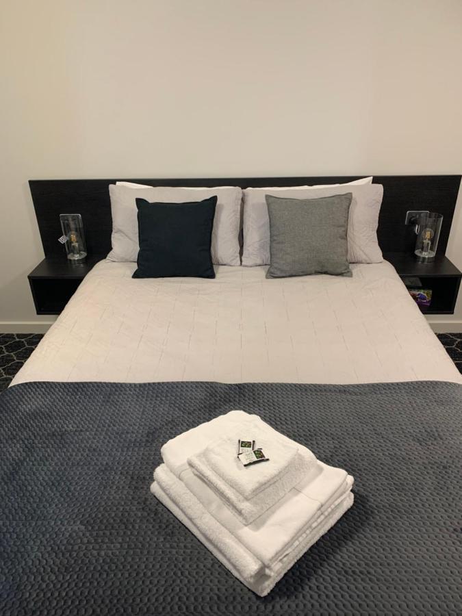 Queens Arms Hotel Longford Экстерьер фото