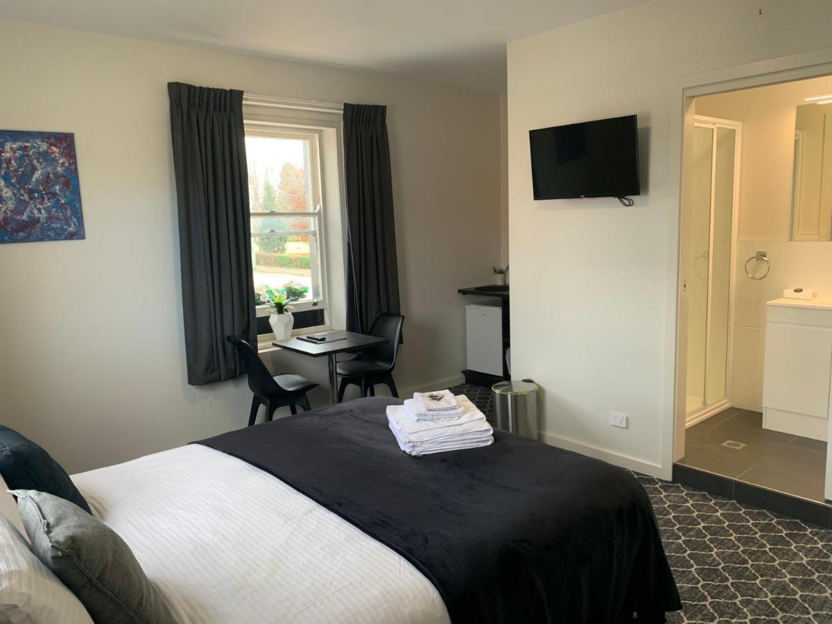 Queens Arms Hotel Longford Экстерьер фото