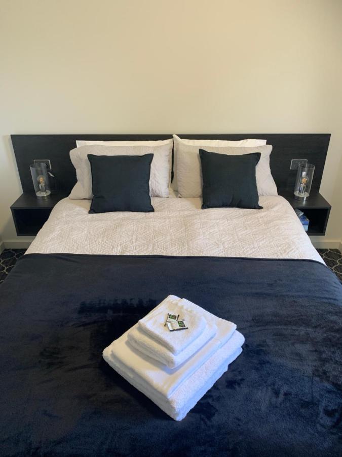 Queens Arms Hotel Longford Экстерьер фото